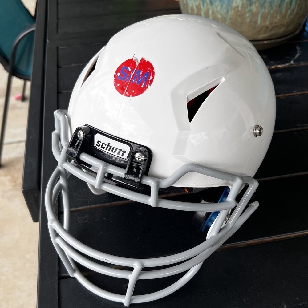 Youth Football Helmets Sm/Med White Schutt Youth Vengeance A9 EUC Limited Use